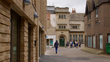 Käufer-Und-Fußgänger-Auf-Der-New-Inn-Hall-Street-Im-Stadtzentrum-Von-Oxford